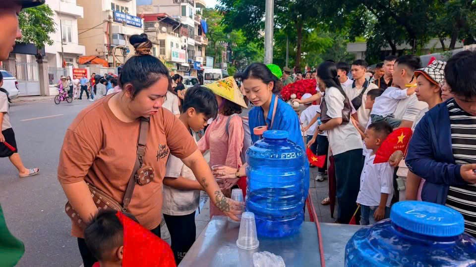 Hà Nội: Tặng bánh, sữa cho người dân vào viếng Lăng Chủ tịch Hồ Chí Minh - ảnh 5