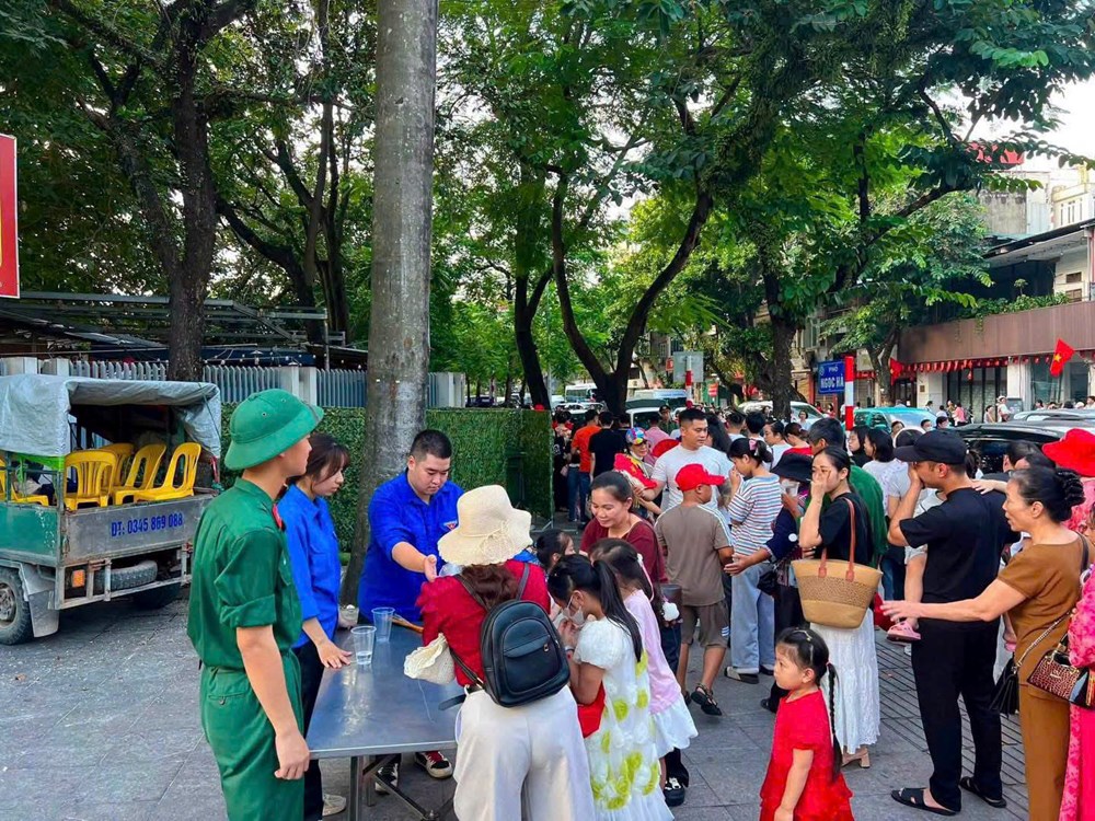 Hà Nội: Tặng bánh, sữa cho người dân vào viếng Lăng Chủ tịch Hồ Chí Minh - ảnh 4