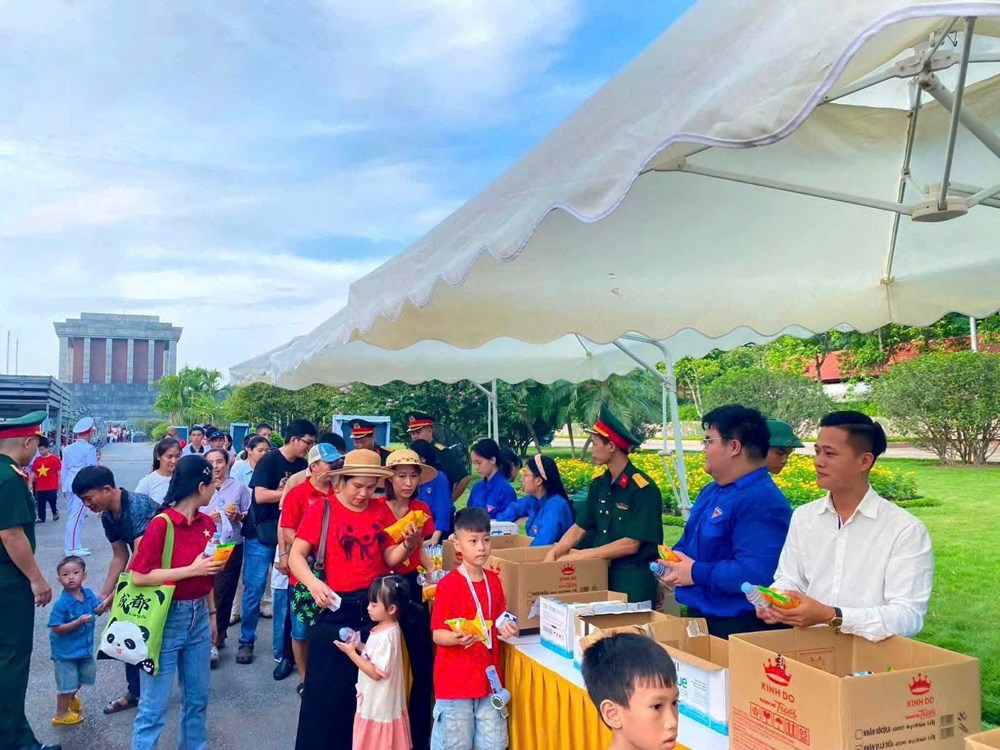 Hà Nội: Tặng bánh, sữa cho người dân vào viếng Lăng Chủ tịch Hồ Chí Minh - ảnh 1