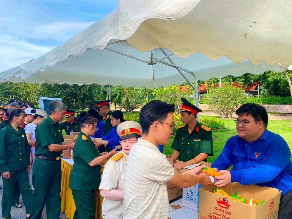 Hà Nội: Tặng bánh, sữa cho người dân vào viếng Lăng Chủ tịch Hồ Chí Minh - ảnh 3