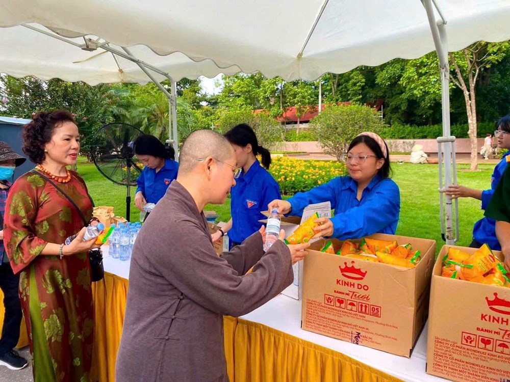 Hà Nội: Tặng bánh, sữa cho người dân vào viếng Lăng Chủ tịch Hồ Chí Minh - ảnh 2