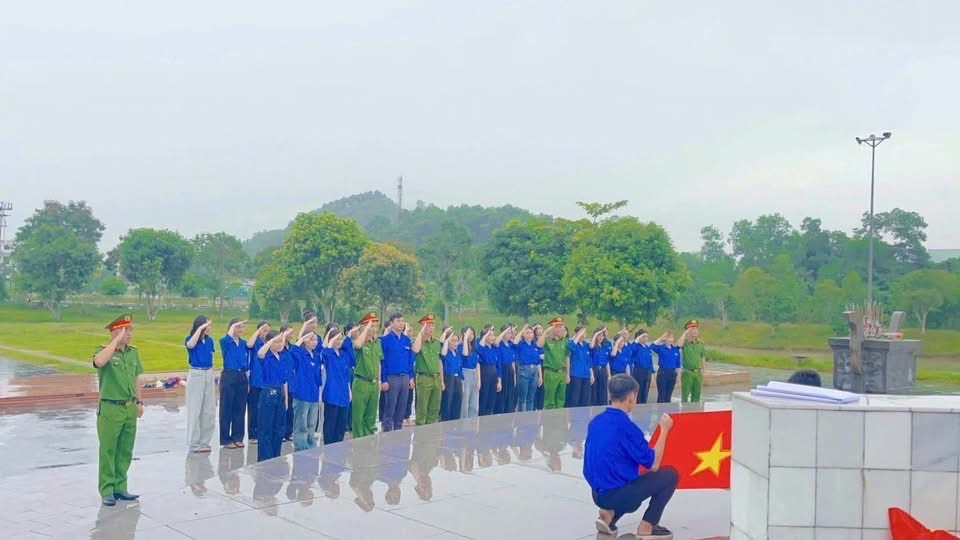 Thanh niên cả nước đồng loạt tổ chức Lễ chào cờ “Tôi yêu Tổ quốc tôi” - ảnh 13