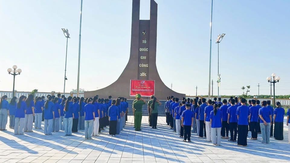 Thanh niên cả nước đồng loạt tổ chức Lễ chào cờ “Tôi yêu Tổ quốc tôi” - ảnh 14