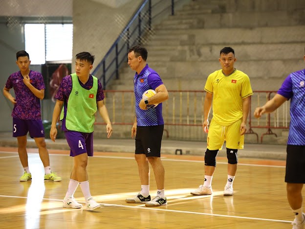 Tuyển Futsal Việt Nam tập buổi đầu tiên tại Thái Lan, chuẩn bị cho vòng loại World Cup - ảnh 2