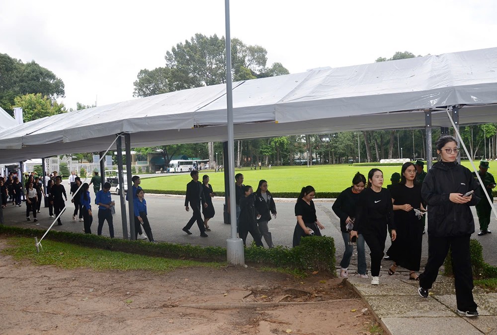 Gần 70.000 người đến viếng Lễ tang Tổng Bí thư Nguyễn Phú Trọng tại Hội trường Thống Nhất   - ảnh 2