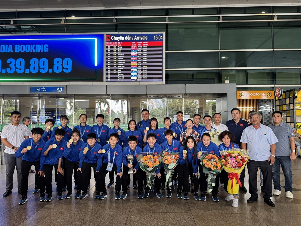 Tuyển Futsal nữ Việt Nam về nước, nhận thưởng nóng sau khi vô địch Đông Nam Á - ảnh 2