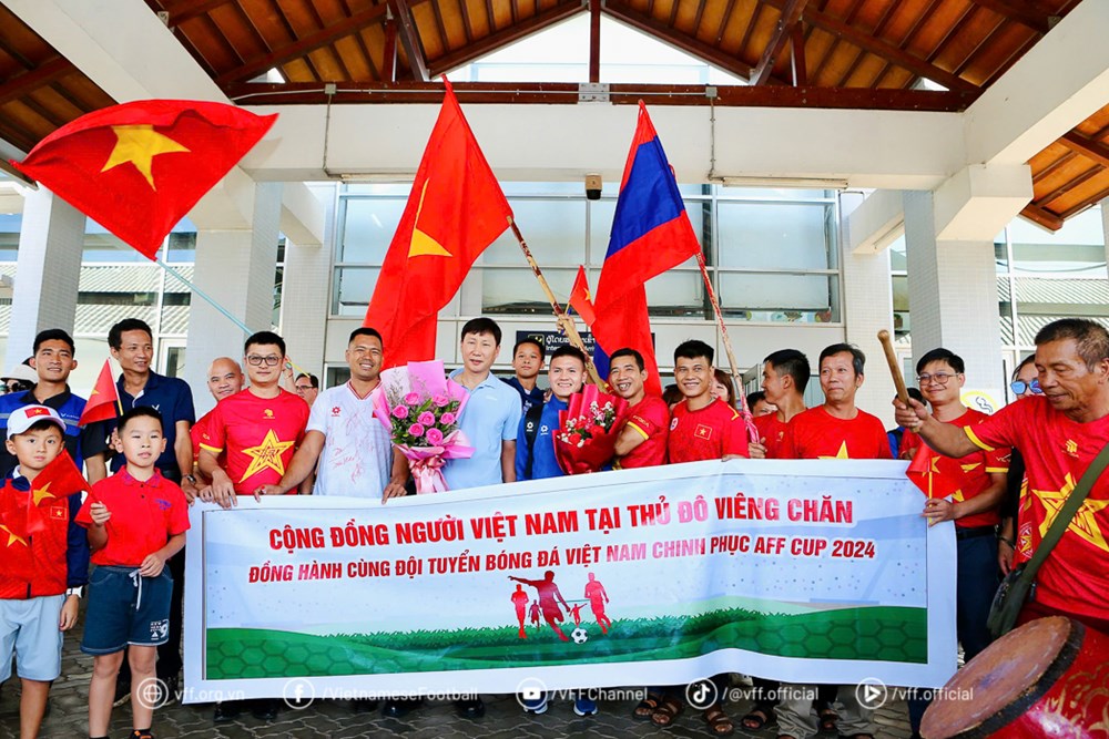 Tuyển Việt Nam đã sang Lào, chuẩn bị cho ASEAN Cup 2024 - ảnh 1