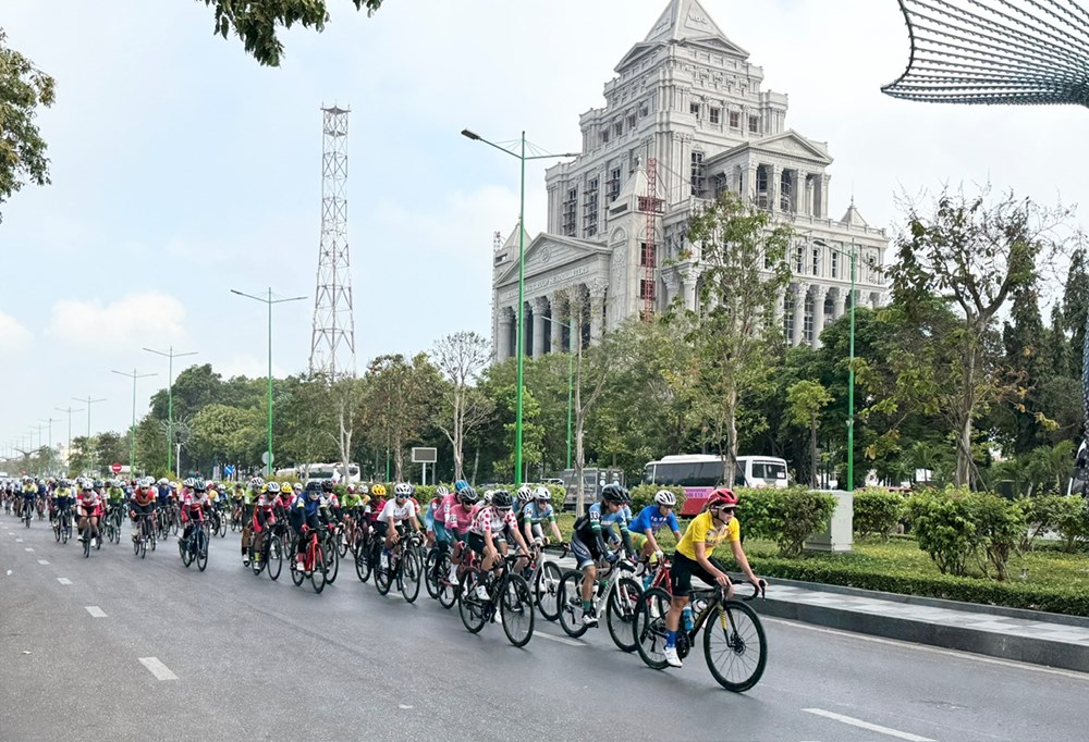 Nguyễn Thị Thật lần đầu thắng chặng tại Giải xe đạp nữ quốc tế Bình Dương 2025 - ảnh 1