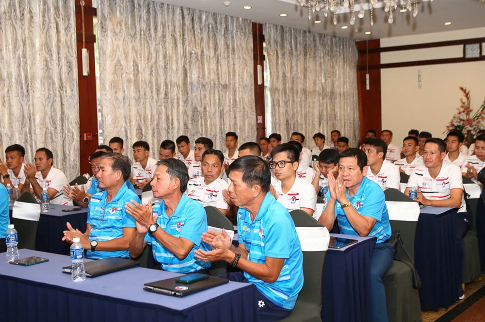 Các giám sát trọng tài và trọng tài khu vực phía Nam hoàn thành lớp tập huấn giữa mùa giải - ảnh 2