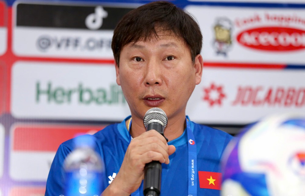 HLV Kim Sang-sik đánh giá cao đội tuyển Lào - ảnh 1