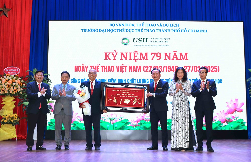 Trường Đại học TDTT TP.HCM tổ chức gặp mặt nhân kỷ niệm 79 năm Ngày Thể thao Việt Nam - ảnh 4