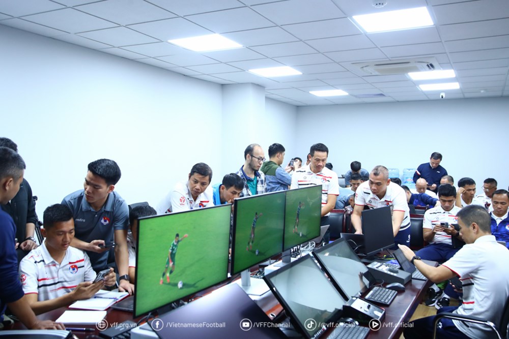 Giảng viên FIFA đứng lớp đào tạo trọng tài VAR khóa 4 - ảnh 2