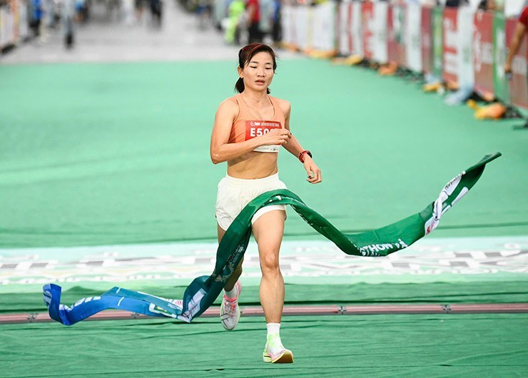 Hoàng Nguyên Thanh, Nguyễn Thị Oanh giành chiến thắng tại Tiền Phong Marathon 2025 - ảnh 3