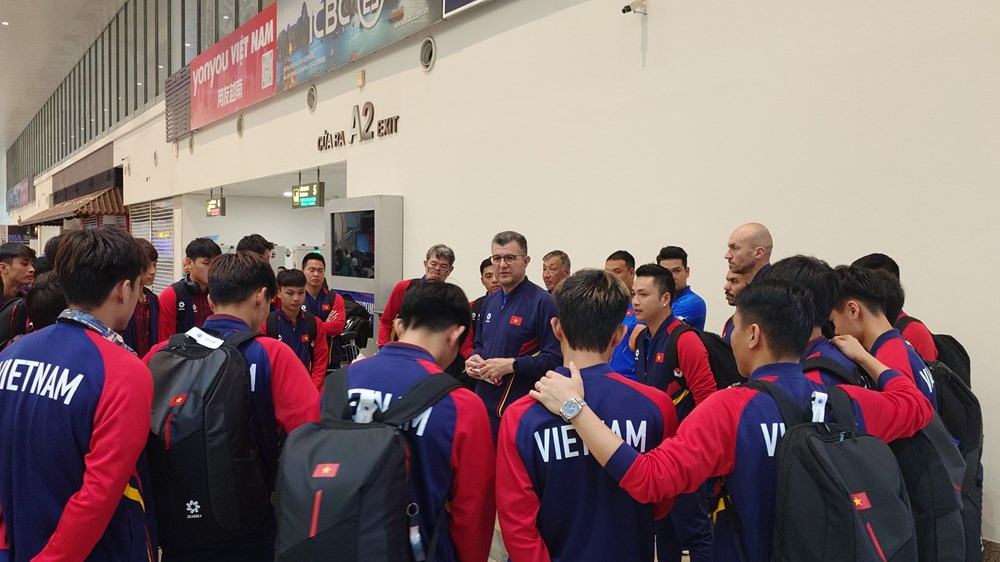 U17 Việt Nam về nước sau hành trình tại giải châu Á - ảnh 2