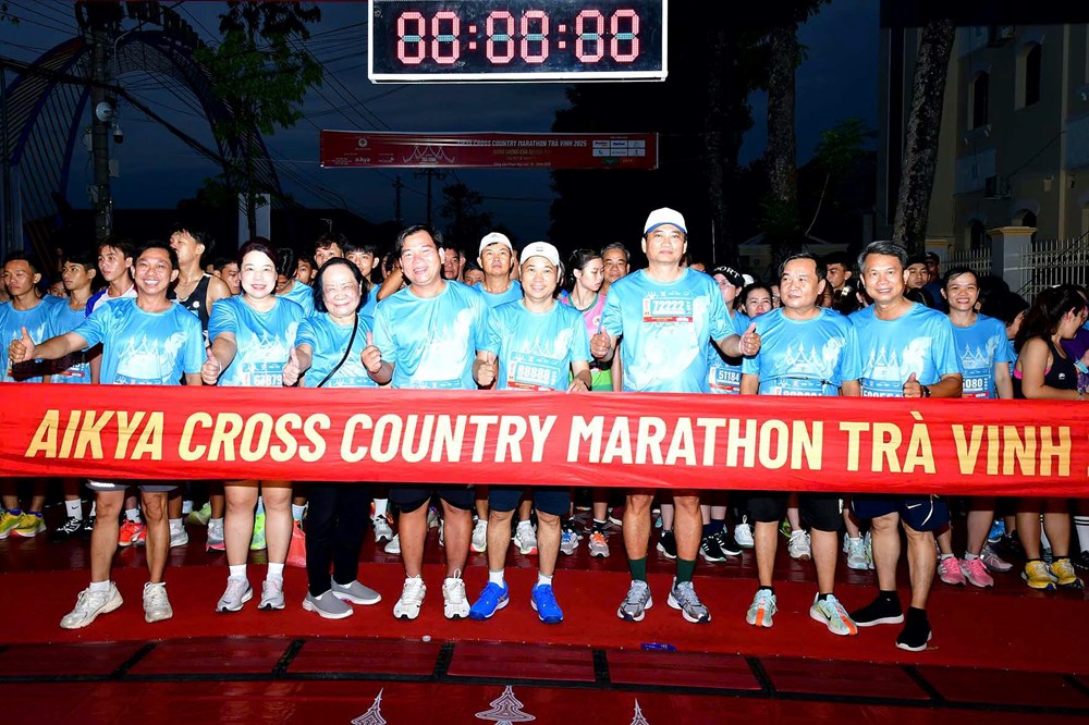 Gần 4.300 VĐV tranh tài tại Giải chạy Aikya Cross Country Marathon Trà Vinh 2025 - ảnh 2