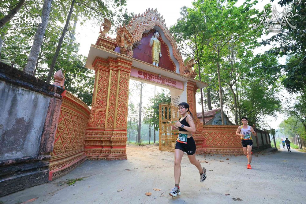 Gần 4.300 VĐV tranh tài tại Giải chạy Aikya Cross Country Marathon Trà Vinh 2025 - ảnh 4