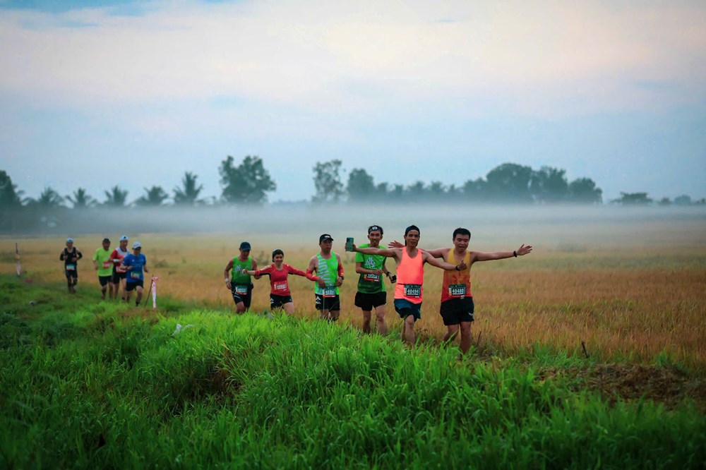 Gần 4.300 VĐV tranh tài tại Giải chạy Aikya Cross Country Marathon Trà Vinh 2025 - ảnh 5