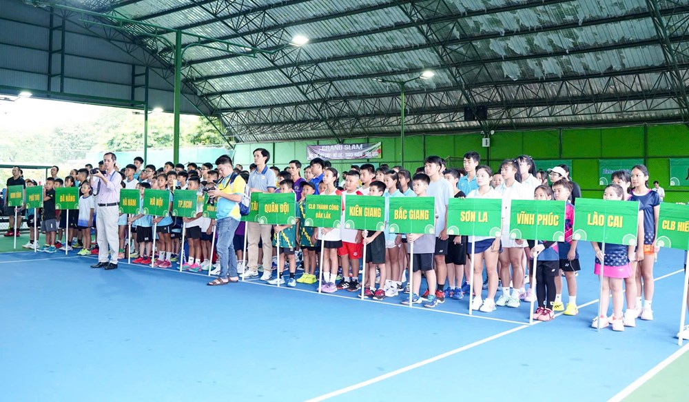 Bình Dương: Khởi tranh Giải quần vợt vô địch Thanh thiếu niên Quốc gia 2025 - ảnh 1