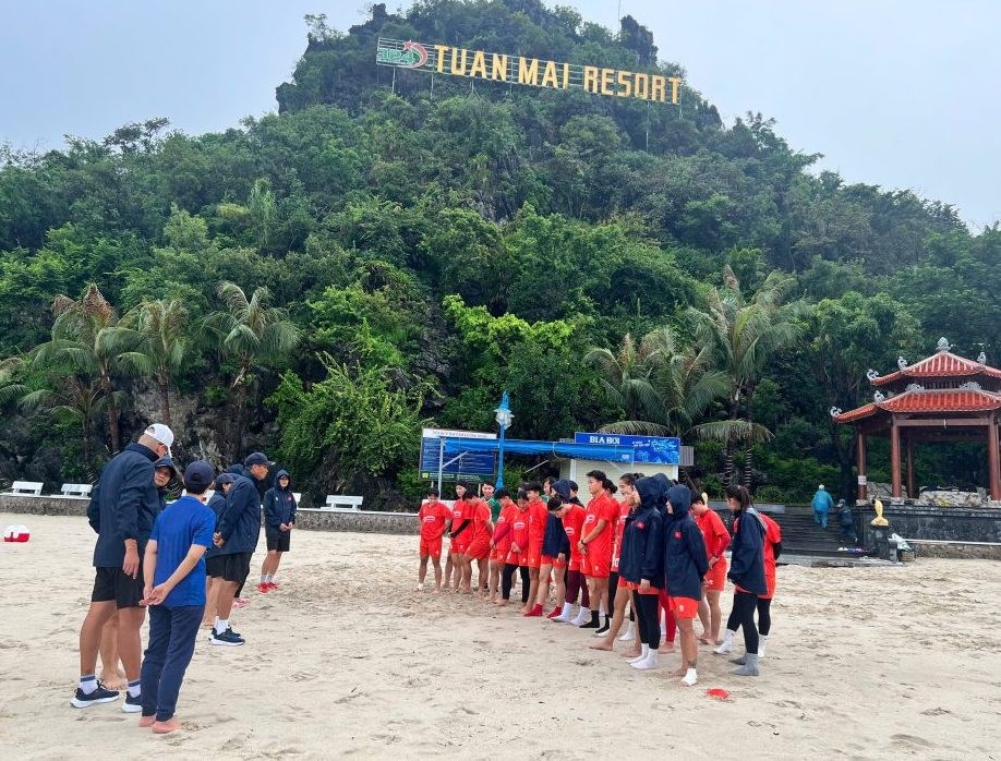 Đội tuyển bóng đá nữ Việt Nam rèn thể lực tại Quảng Ninh - ảnh 1