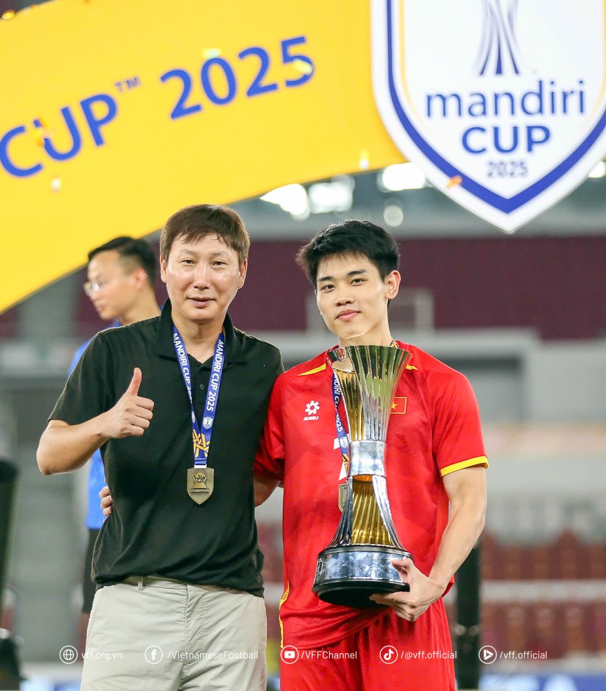 Vô địch U23 Đông Nam Á, HLV Kim Sang-sik đi vào lịch sử bóng đá Việt Nam - ảnh 1