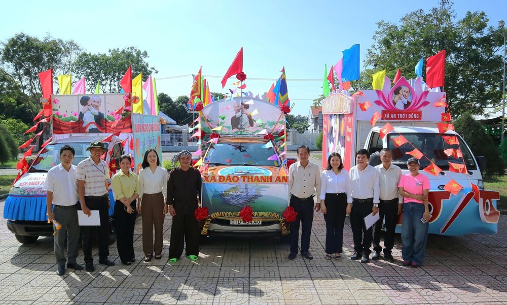 Sôi nổi Hội thi trang trí, diễu hành xe hoa đăng trong Lễ hội Nghinh Ông - Cần Giờ 2025 - ảnh 3