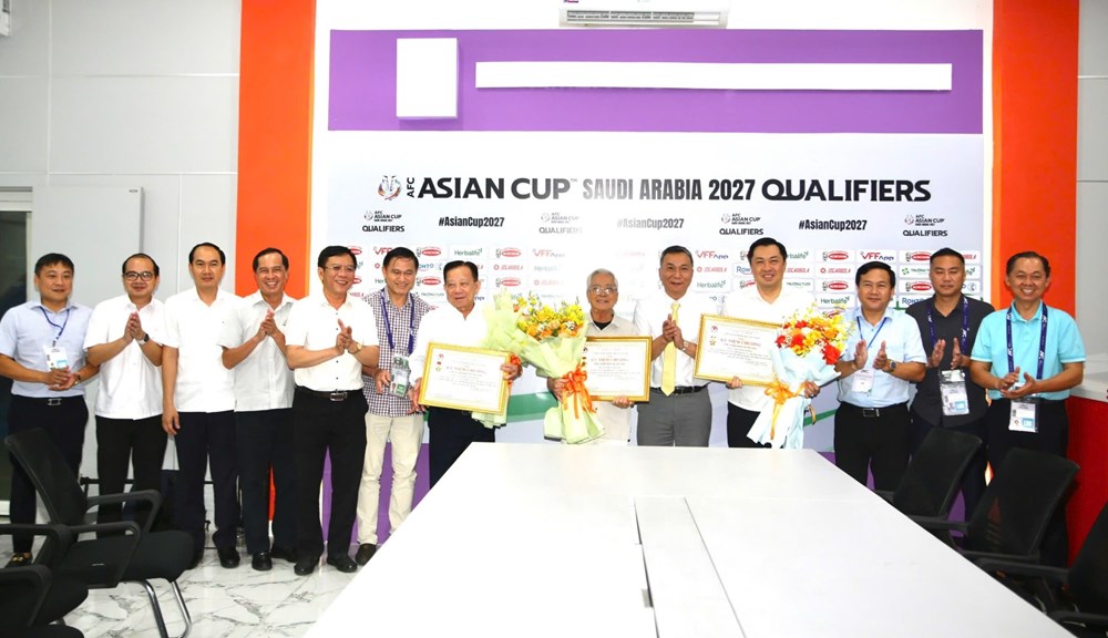 VFF trao Kỷ niệm chương “Vì sự nghiệp Bóng đá Việt Nam” - ảnh 3