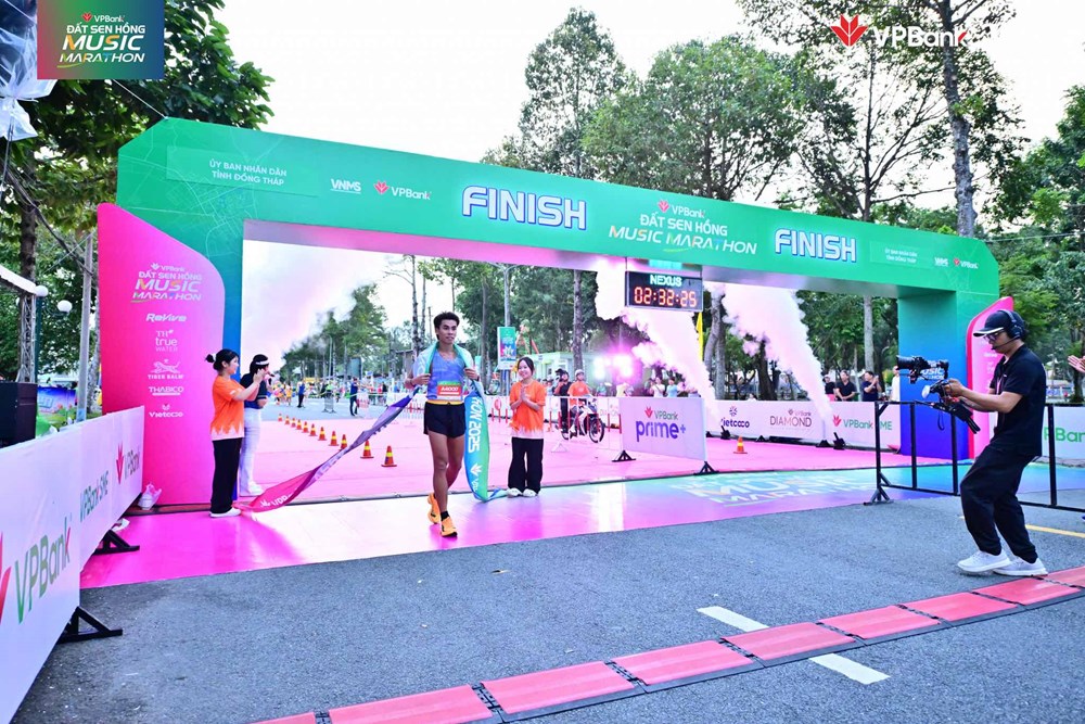 12.800 runner về đích, VPBank Đất Sen Hồng Music Marathon 2025 kết thúc ấn tượng - ảnh 3