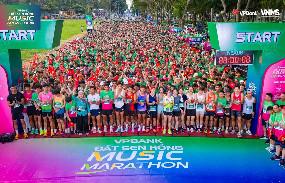 12.800 runner về đích, VPBank Đất Sen Hồng Music Marathon 2025 kết thúc ấn tượng - ảnh 1
