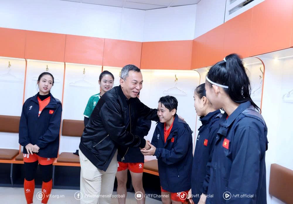 Lãnh đạo VFF động viên đội tuyển nữ Việt Nam trước chuyến tập huấn Nhật Bản - ảnh 3