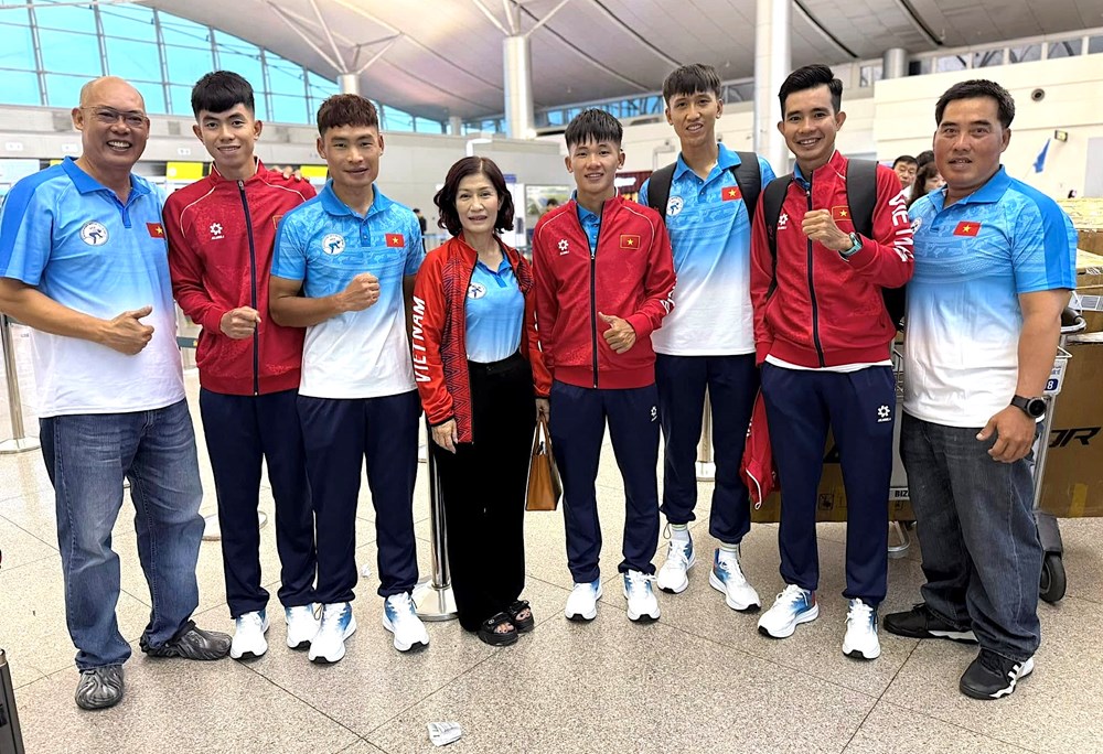 Xe đạp đường trường nam Việt Nam lên đường sang Thái Lan, chuẩn bị cho SEA Games 33 - ảnh 1