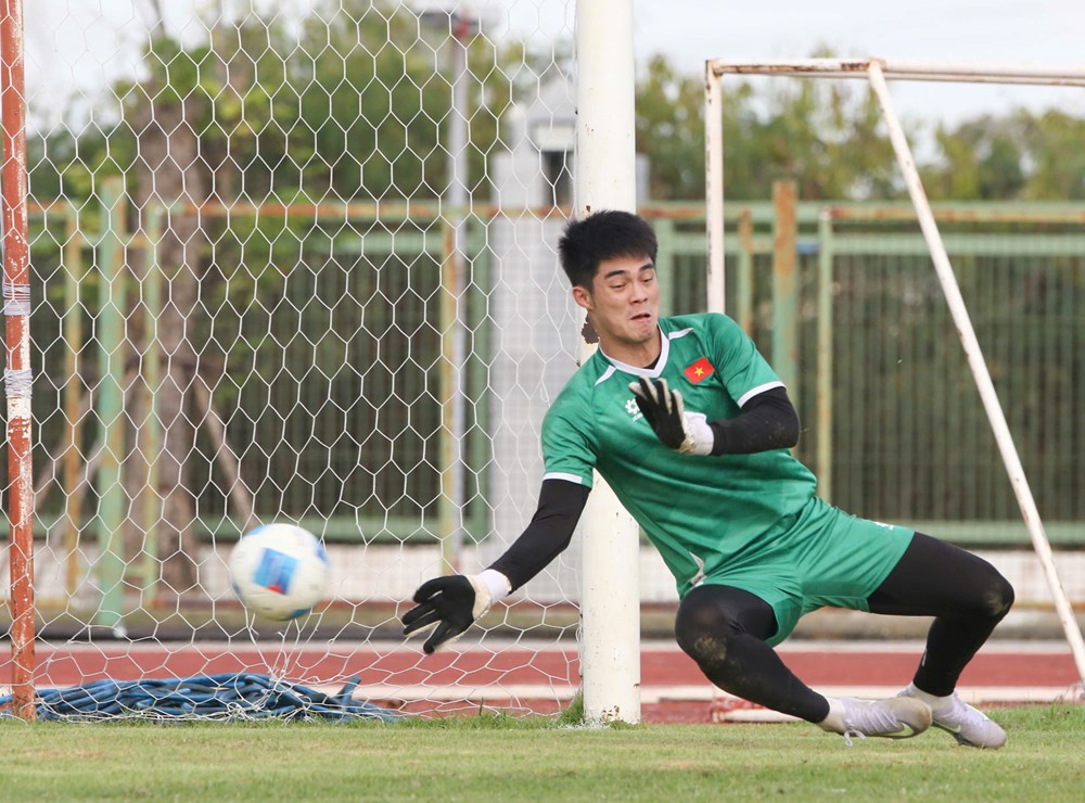 Thủ môn U22 Việt Nam quyết tâm không để thủng lưới trước U22 Philippines - ảnh 1