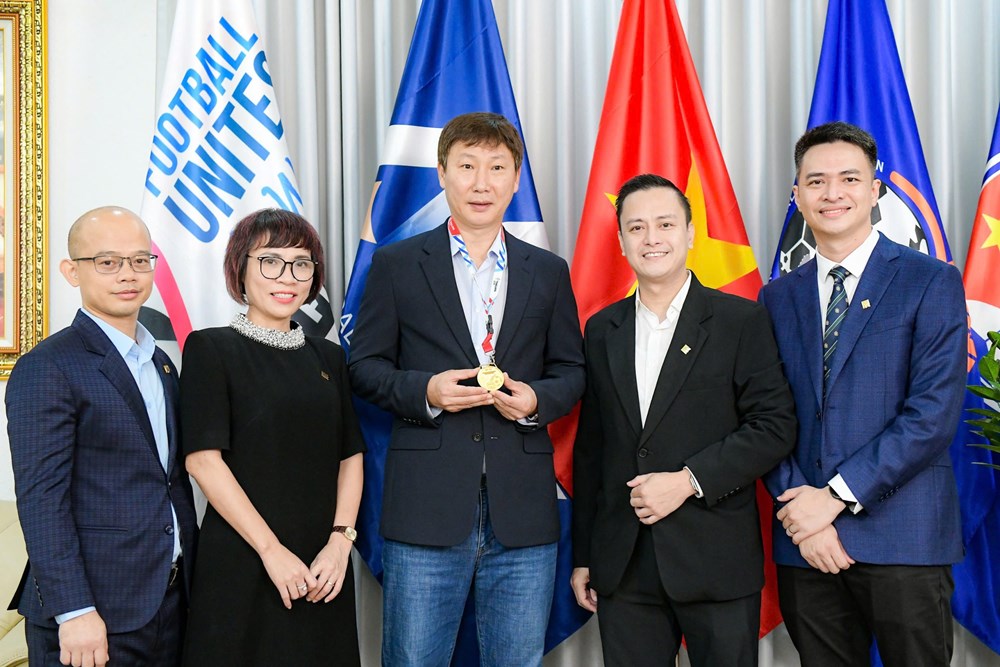 Tấm Huy chương vàng của HLV Kim Sang-sik có gì đặc biệt? - ảnh 1