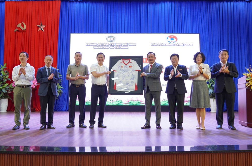 Nâng cao chất lượng đào tạo HLV, tạo nền tảng bền vững cho bóng đá Việt Nam - ảnh 3