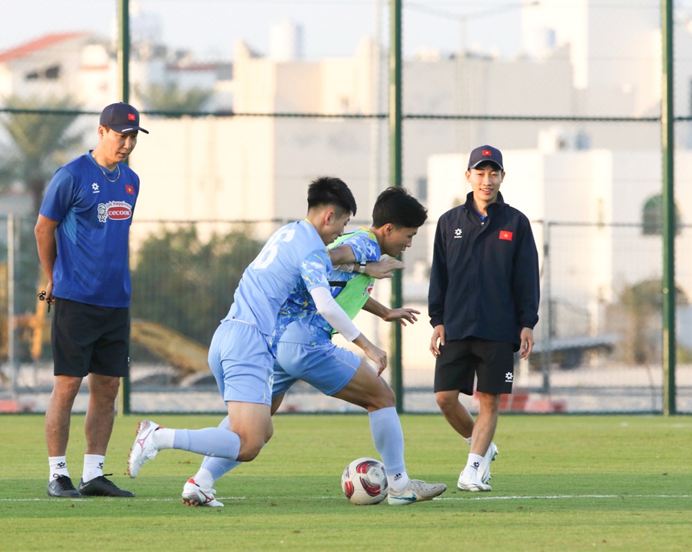 Đại diện AFC thăm và làm việc với U23 Việt Nam tại Saudi Arabia - ảnh 3
