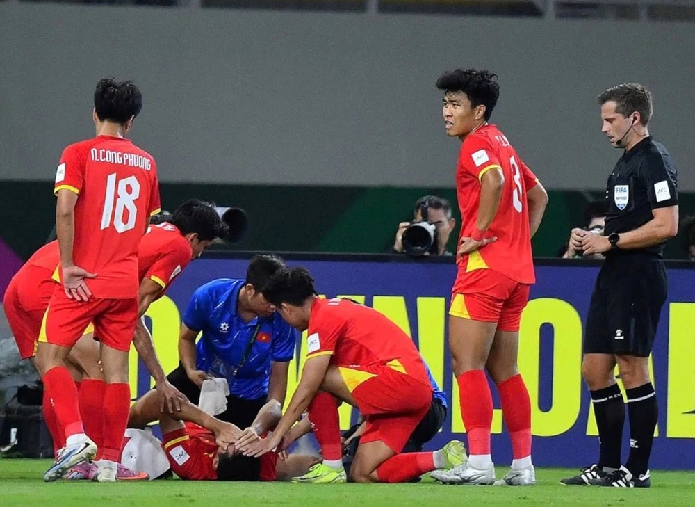Trung vệ Hiểu Minh chấn thương nặng, nguy cơ nghỉ thi đấu 6-9 tháng - ảnh 1