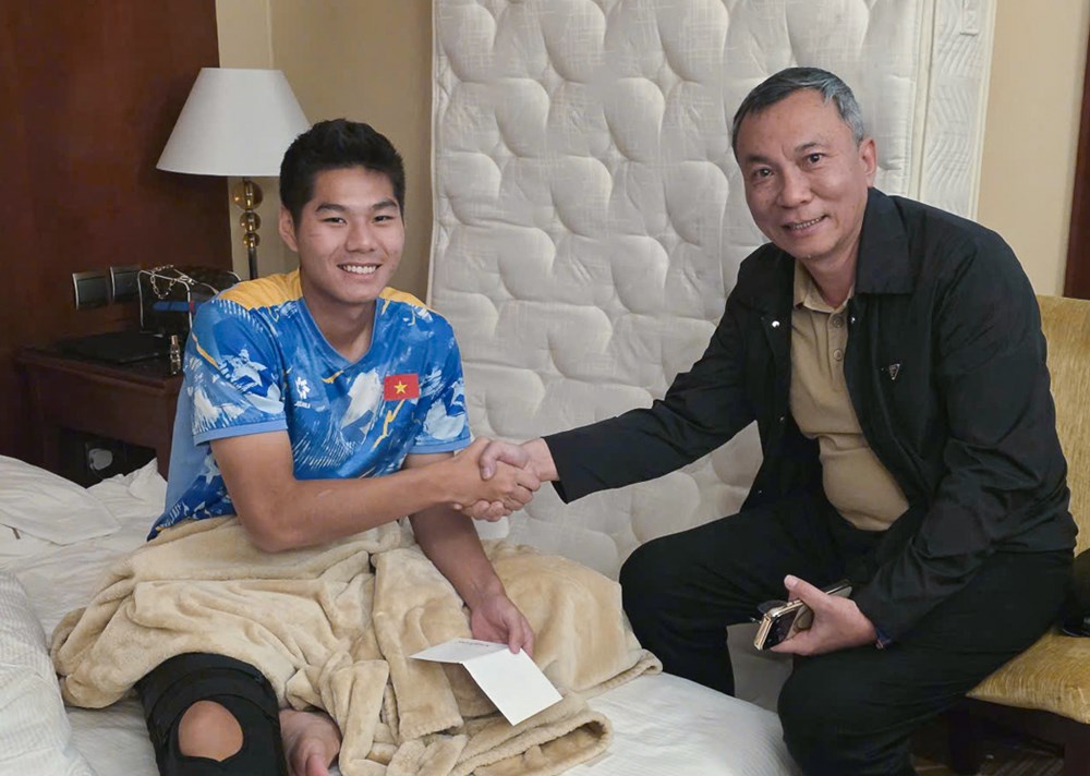 Lãnh đạo VFF thăm và động viên trung vệ Hiểu Minh - ảnh 1