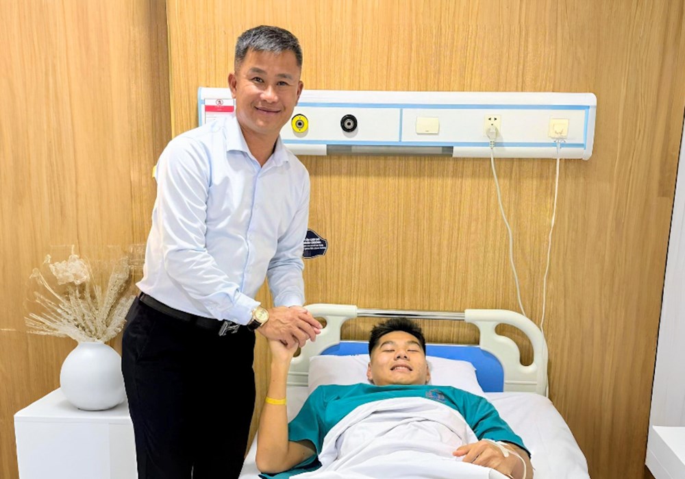 Trung vệ Hiểu Minh phẫu thuật thành công chấn thương - ảnh 1