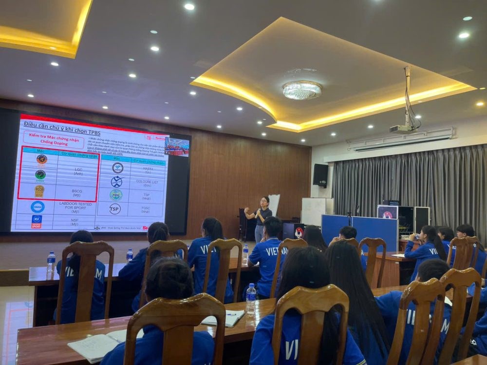 Cung cấp kiến thức dinh dưỡng thể thao cho cầu thủ trẻ - ảnh 1