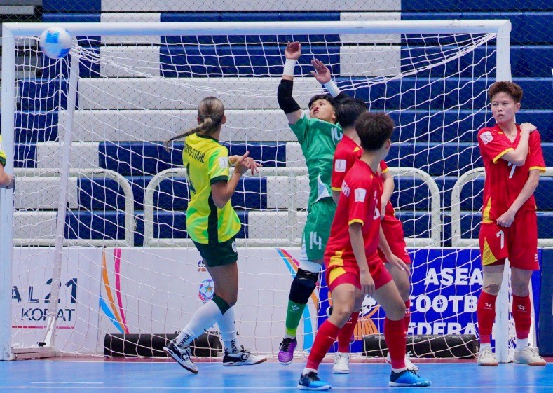 Tuyển futsal nữ Việt Nam thất bại trước đối thủ kém 55 bậc tại giải Đông Nam Á - ảnh 1
