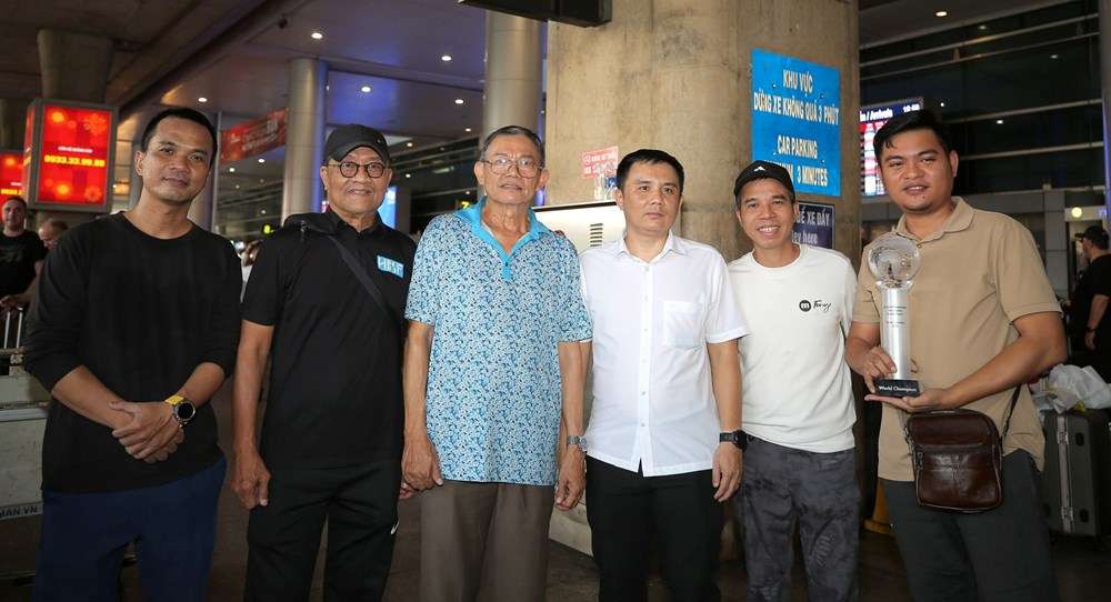 Quyết Chiến, Thanh Tự về nước sau chức vô địch đồng đội thế giới  - ảnh 1