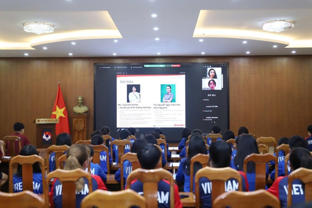 Trang bị kiến thức dinh dưỡng cho cầu thủ trẻ - ảnh 1