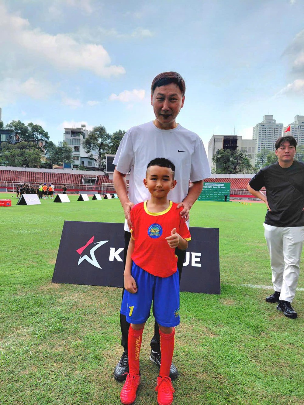 Cầu thủ nhí không tin vào mắt mình khi được bắt tay HLV Kim Sang-sik - ảnh 3