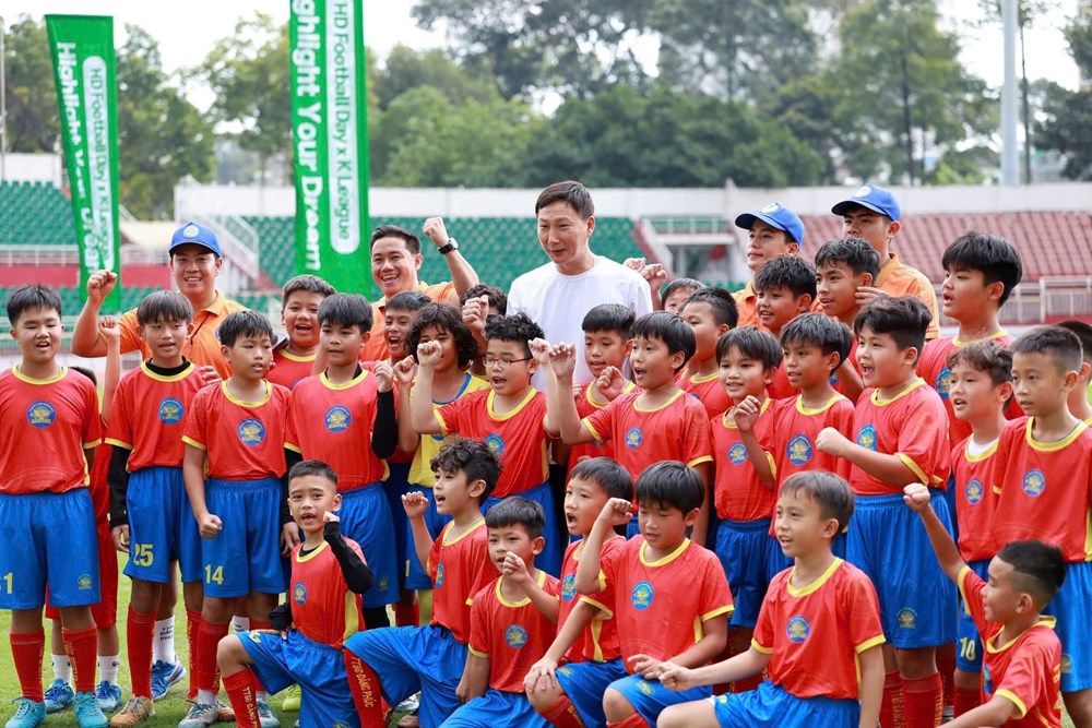 Cầu thủ nhí không tin vào mắt mình khi được bắt tay HLV Kim Sang-sik - ảnh 4