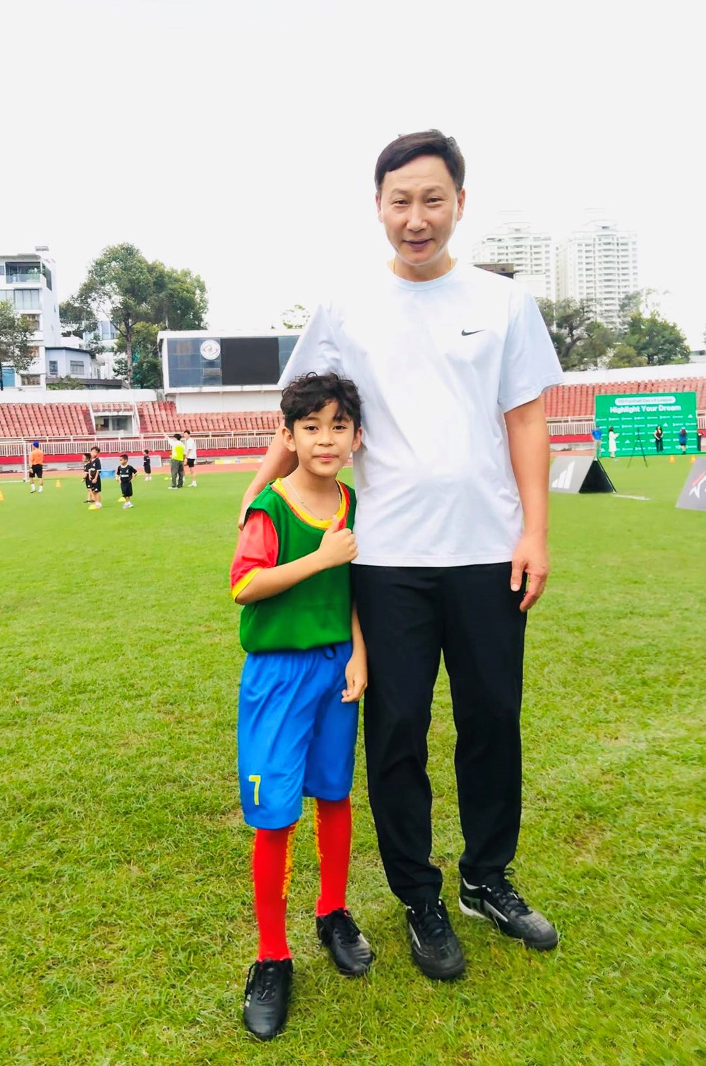 Cầu thủ nhí không tin vào mắt mình khi được bắt tay HLV Kim Sang-sik - ảnh 2