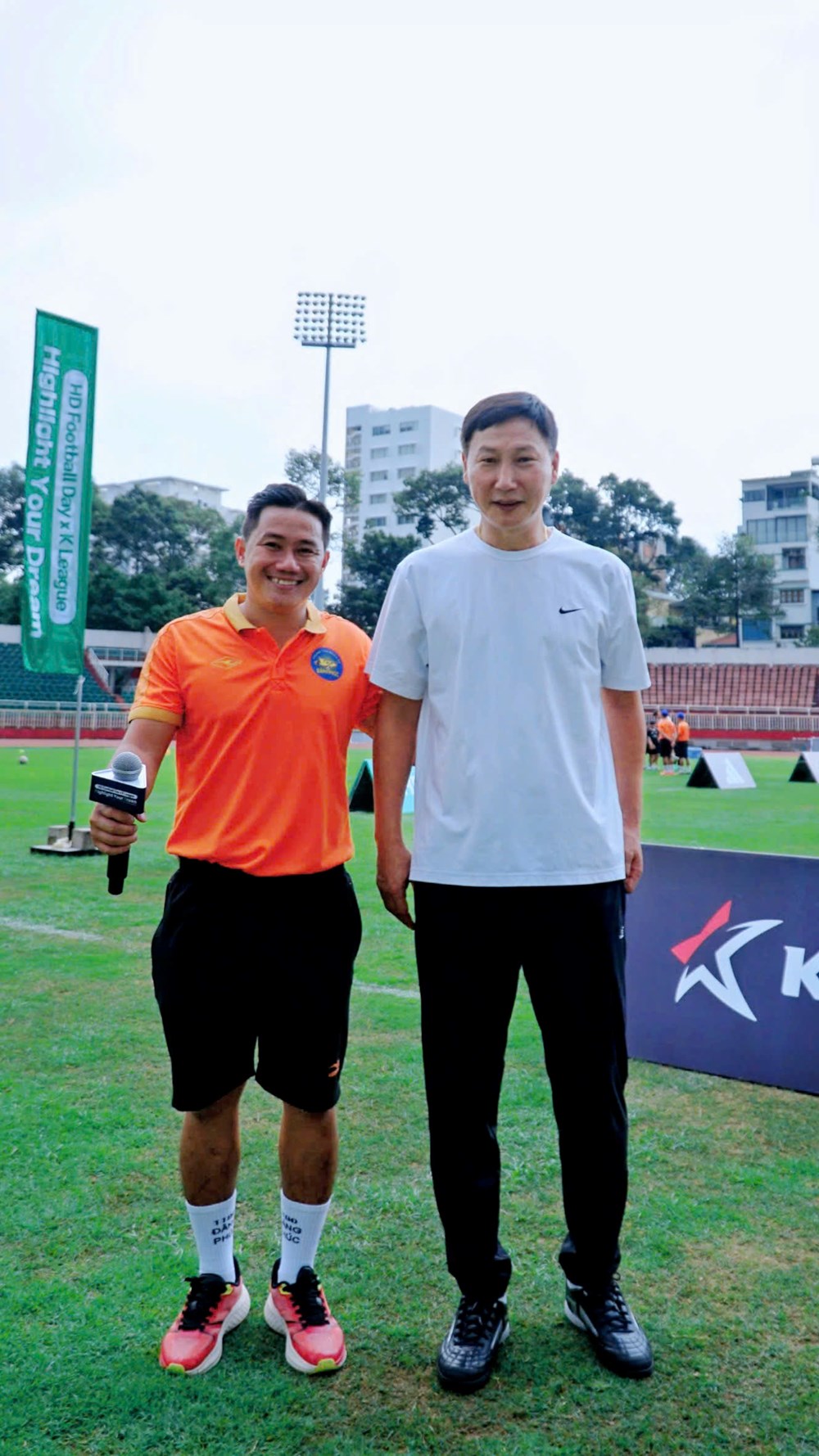 Cầu thủ nhí không tin vào mắt mình khi được bắt tay HLV Kim Sang-sik - ảnh 1