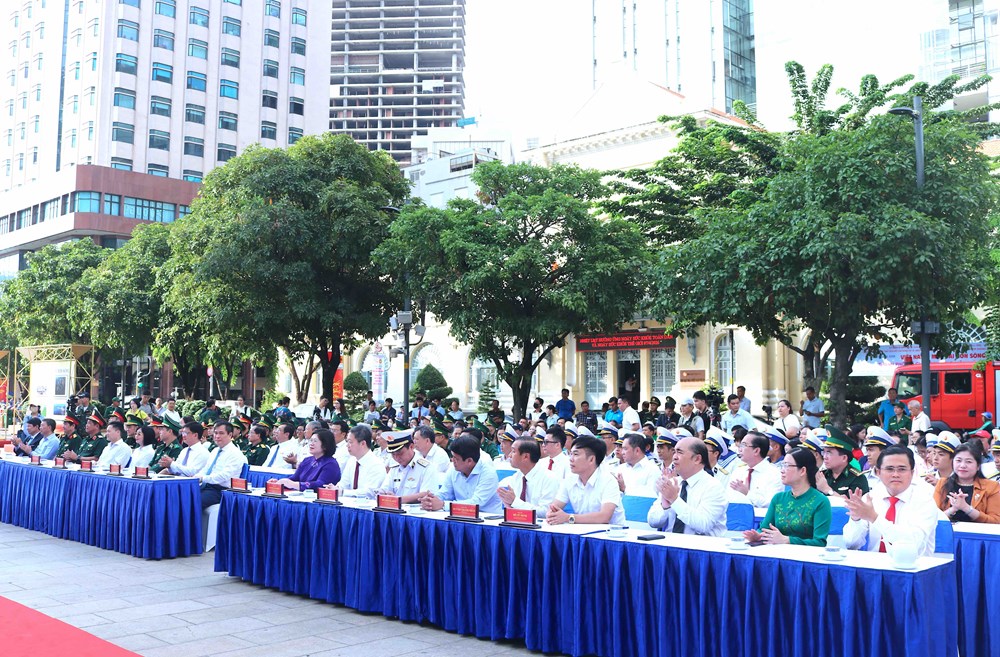 Khai mạc Triển lãm ảnh “Việt Nam - Một dải non sông” và “Thành phố Hồ Chí Minh vang mãi khúc khải hoàn” - ảnh 1