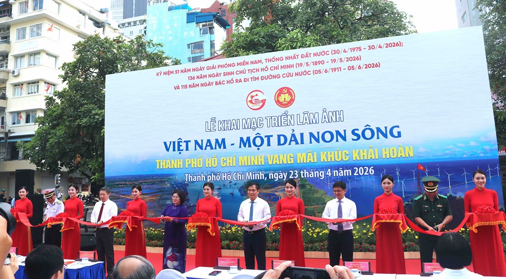 Khai mạc Triển lãm ảnh “Việt Nam - Một dải non sông” và “Thành phố Hồ Chí Minh vang mãi khúc khải hoàn” - ảnh 3