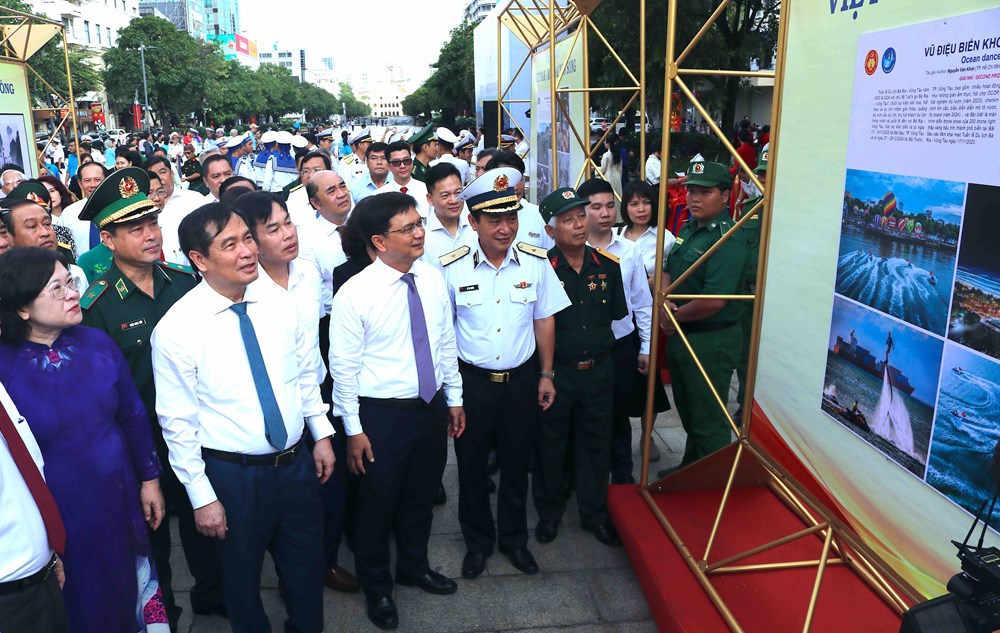 Khai mạc Triển lãm ảnh “Việt Nam - Một dải non sông” và “Thành phố Hồ Chí Minh vang mãi khúc khải hoàn” - ảnh 4