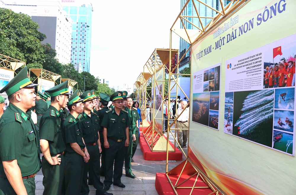 Khai mạc Triển lãm ảnh “Việt Nam - Một dải non sông” và “Thành phố Hồ Chí Minh vang mãi khúc khải hoàn” - ảnh 15