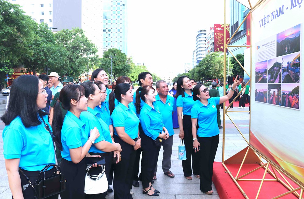 Khai mạc Triển lãm ảnh “Việt Nam - Một dải non sông” và “Thành phố Hồ Chí Minh vang mãi khúc khải hoàn” - ảnh 12